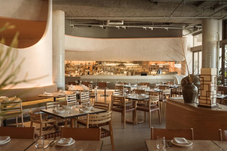 Hurricane's Grill & Bar Cronulla Beach Main Dining Area