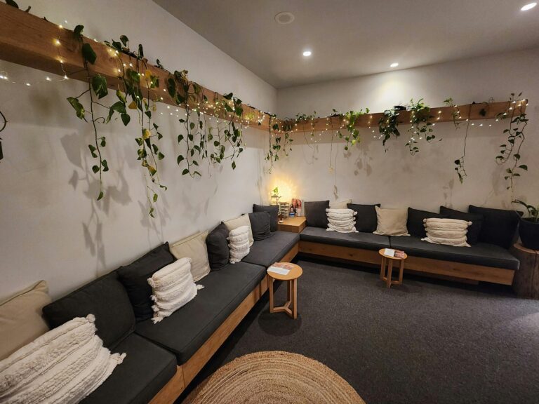 A warm, cozy relaxation aea with comfortable lounges and indoor plants